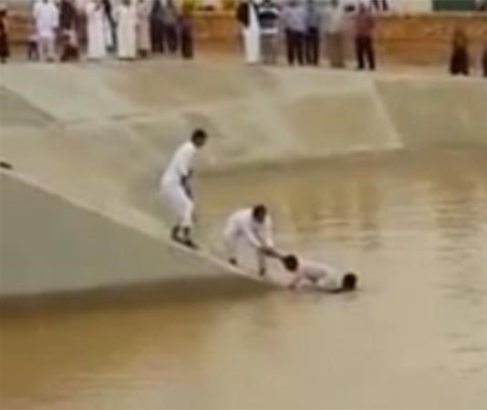 بالفيديو.. سعودي متهور كاد يلقى حتفه بعد قراره استعراض مهارته في السباحة بسد الدرعية !