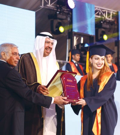 الشيخ احمد الفهد يكرم الخريجة فضة المشعان﻿