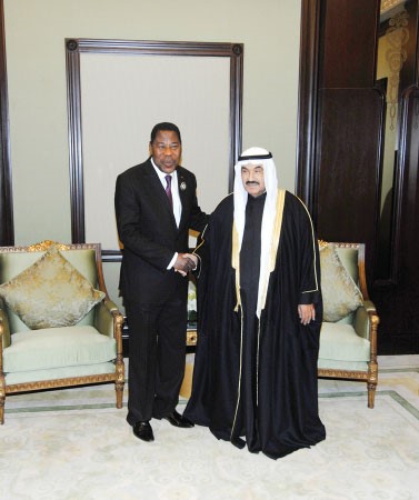 سمو الشيخ ناصر المحمد مستقبلا رئيس بنين د بوني يايي