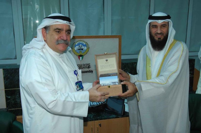 علام الكندري مكرما احد المشاركين﻿