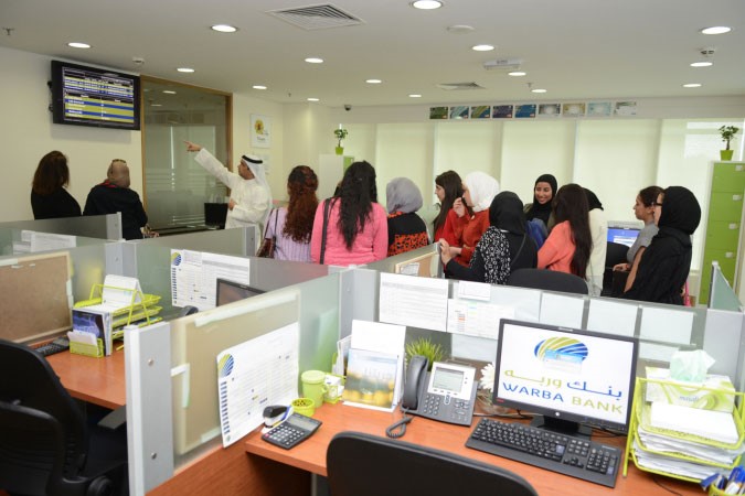 طلبة الكلية الاسترالية اثناء زيارتهم لبنك وربة 