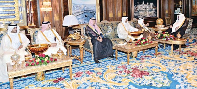 خادم الحرمين الشريفين الملك عبدالله بن عبدالعزيز خلال استقباله صاحب السمو الامير الشيخ صباح الاحمد وصاحب السمو الشيخ تميم بن حمد بحضور الشيخ صباح الخالد﻿