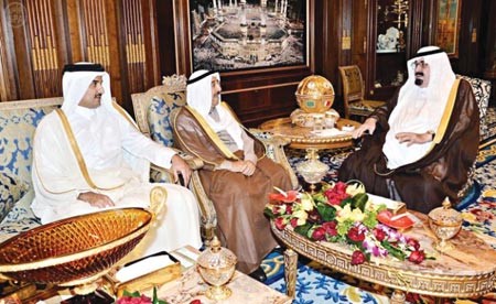 خادم الحرمين الشريفين الملك عبدالله بن عبدالعزيز مستقبلا صاحب السمو الامير الشيخ صباح الاحمد وصاحب السمو الشيخ تميم بن حمد بن خليفة واس﻿