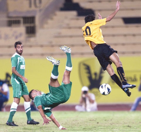 التحام بين لاعب القادسية سيف الحشان ولاعب العربي طلال نايف الازرقكوم