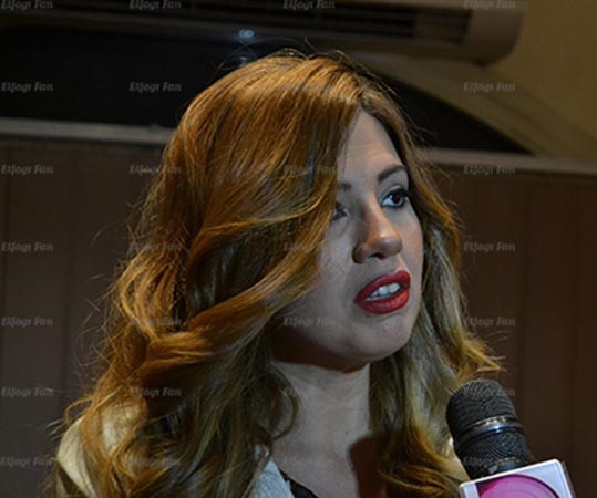 بالفيديو.. رانيا فريد شوقي تبكي على المسرح