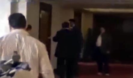 بالفيديو.."سكاي نيوز" و"سي بي سي" تنشران فيديو للحظة مغادرة السفير التركي مطار القاهرة