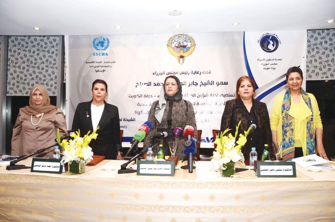 هدى الشايجي ودسلمى العجمي ودلال الرويشد ودحصة الشاهين وبدرية الخالدي خلال المؤتمر﻿