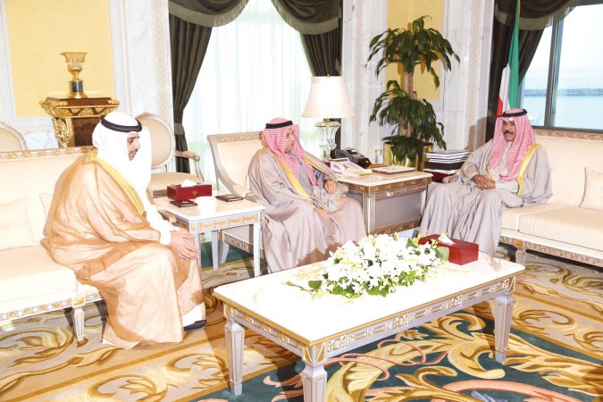  سمو ولي العهد الشيخ نواف الاحمد يستقبل نائب رئيس الوزراء ووزير الدفاع الشيخ خالد الجراح ووزير الدولة لشؤون مجلس الوزراء ووزير الصحة الشيخ محمد العبدالله﻿