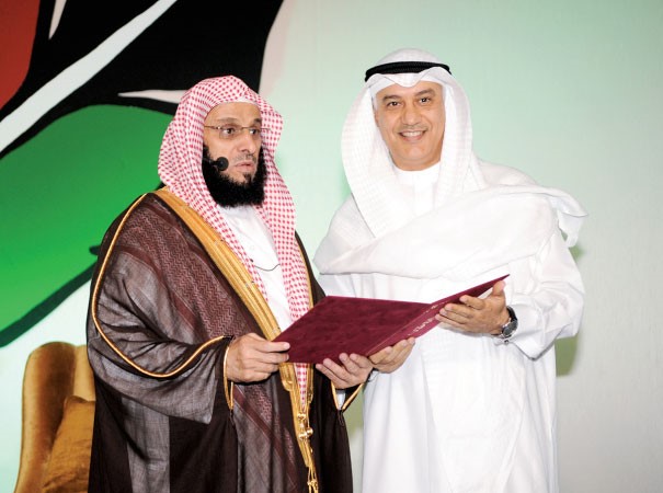 جميل الصانع يكرم د عائض القرني بشهادة وقفية من ال الصانع﻿