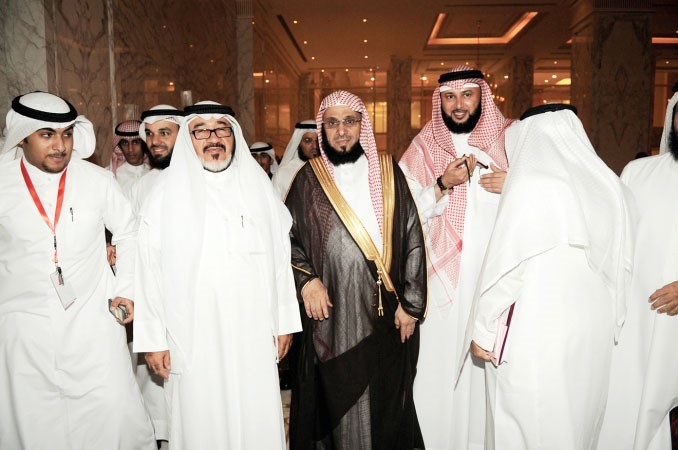 د عائض القرني ومستشار الادارة العامة الزميل يوسف عبدالرحمن ود عواد برد وعدد من الحضور	فريال حماد﻿