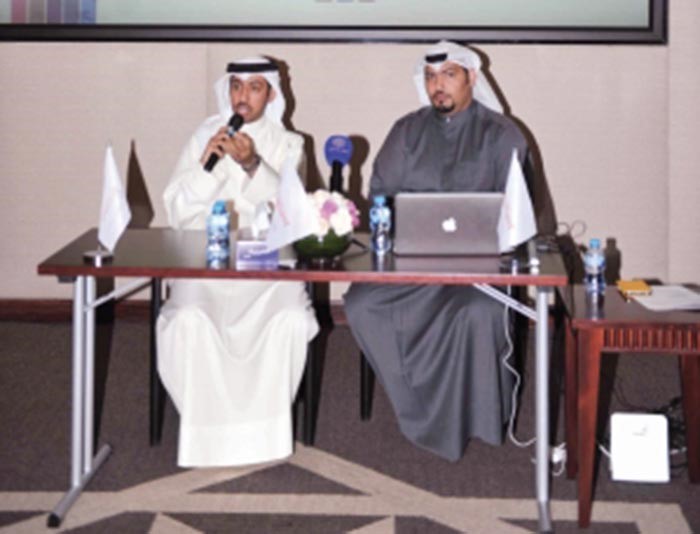 دفواز الحصينان وندا الديحاني خلال المؤتمر الصحافي