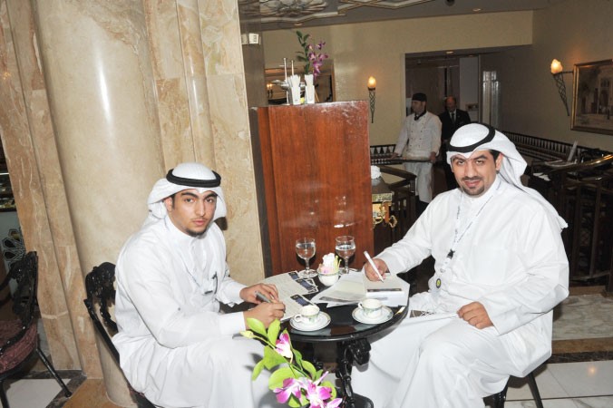 الزميلان بدر السهيل وسلطان العبدان يتابعان مهامهما