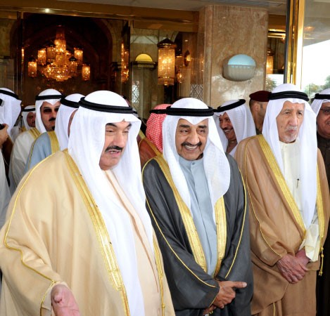 جاسم الخرافي متوسطا سمو الشيخ ناصر المحمد وعبدالعزيز العدساني متين غوزال