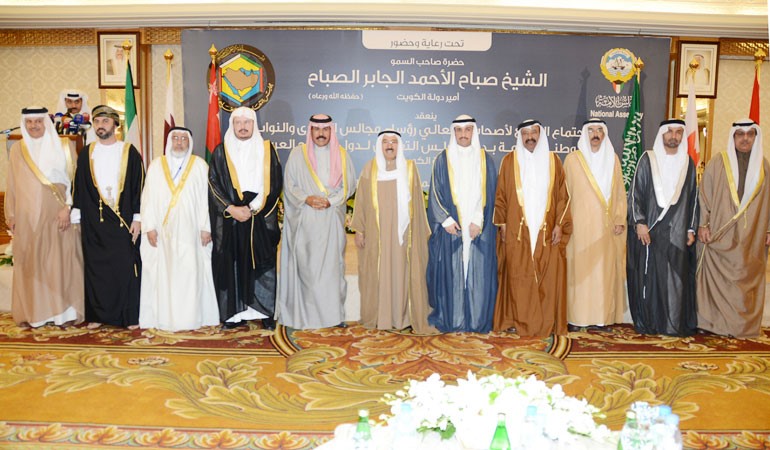 صاحب السمو الامير متوسطا رؤساء مجالس الشورى والنواب والوطني والامة بدول مجلس التعاون لدول الخليج العربية متين غوزال