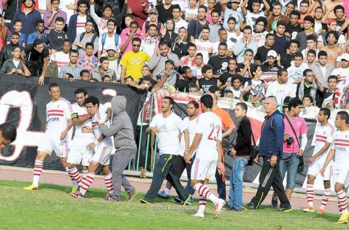 لاعبو الزمالك يحاولون تهدئة صلاح سليمان بعد هجوم الجماهير عليه﻿