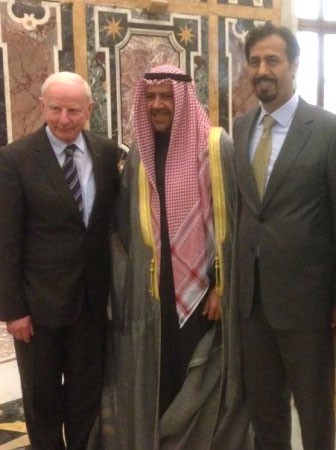 الفهد مع سفيرنا في ايطاليا الشيخ علي الخالد ورئيس اللجنة الاولمبية الدولية توماس باخ ﻿