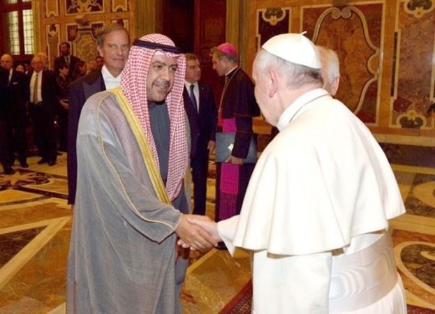 رئيس اتحاد اللجان الاولمبية الوطنية الشيخ احمد الفهد يصافح بابا الفاتيكان﻿