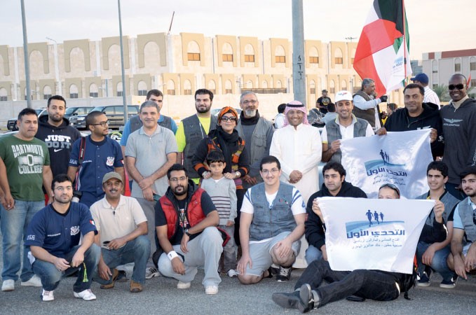 الهاجري وبعض المشاركين يرفعون علم الماراثون