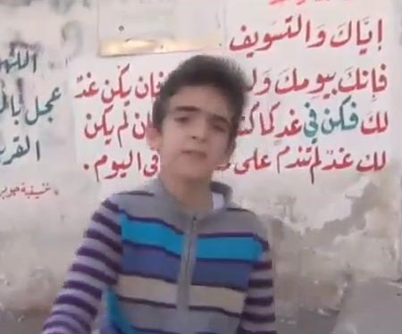 بالفيديو.. كاميرا تلتقط لحظة نجاة أطفال سوريين من قذيفة سقطت قربهم