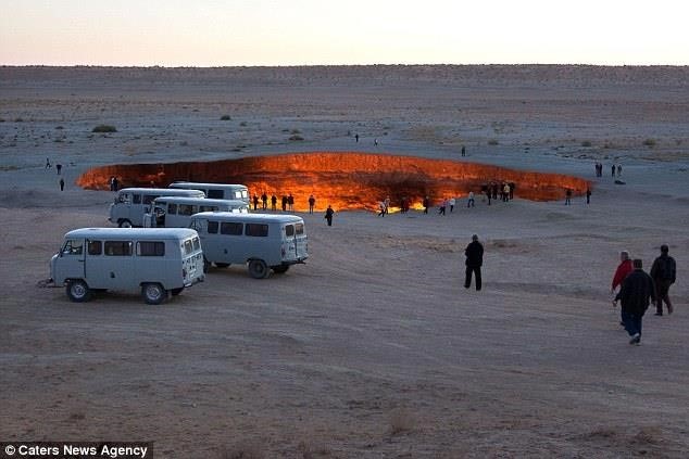 بالصور.. حفرة نارية مستعرة منذ 40 عاماً بقلب الصحراء 