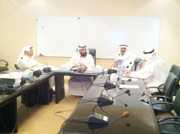 مانع العجمي خلال ترؤسه اجتماع اللجنة القانونية