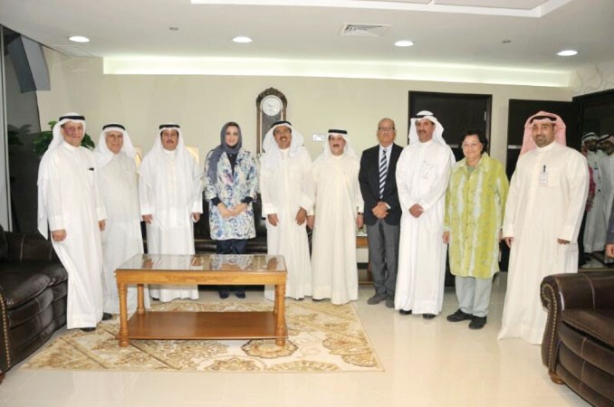 د ذكرى الرشيدي ود حمود المضف واعضاء اللجنة العليا لمركز اعتماد مستويات المهارة المهنية﻿
