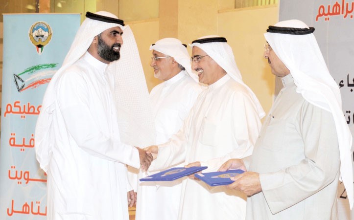 عبدالعزيز الابراهيم مكرما احد العاملين ﻿