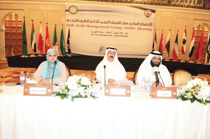 حميد القطان مع المشاركين في المؤتمر 	اسامة ابوعطية﻿