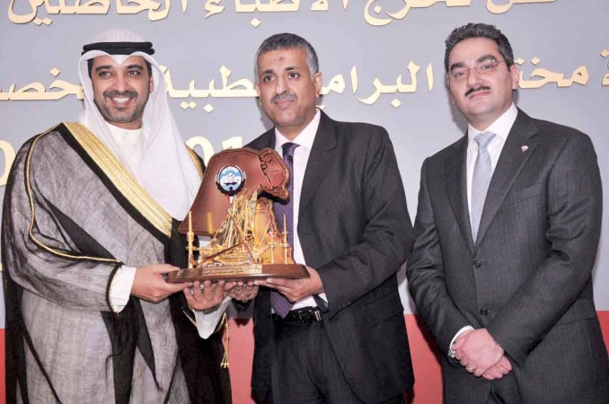  دابراهيم هادي مكرما الشيخ محمد العبد الله على هامش الاحتفال 