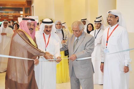 الشيخ سالم جابر الاحمد ود عبداللطيف البدر ود عبدالرضا اسيري خلال افتتاح المؤتمرسعود سالم