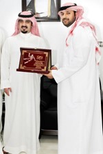 الشيخ تركي اليوسف يتسلم الدعوة من عبدالله الذياب