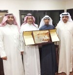 دهام الشمري يتسلم درعا من النومان 