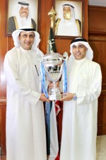 عادل الغريب يسلم الكاس للجزاف