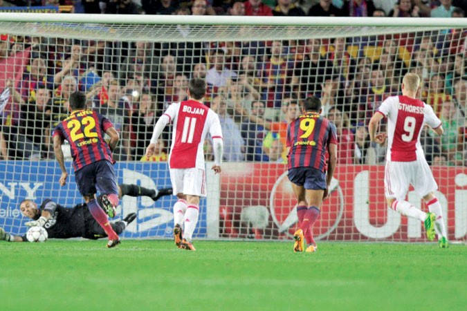 جانب من لقاء برشلونة واياكس في الذهاب