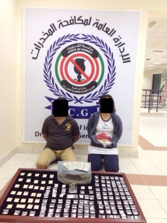 المتهمان وامامهما المضبوطات﻿