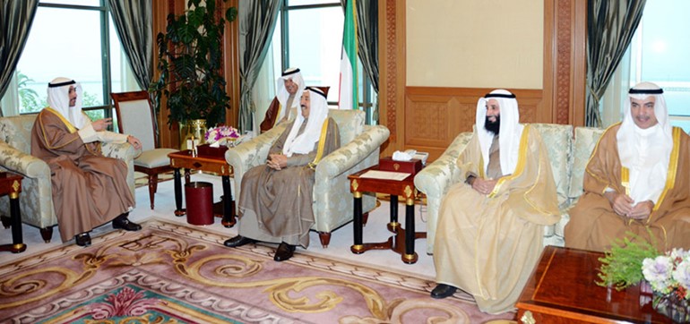 سمو الامير الشيخ صباح الاحمد خلال استقباله الغانم واعضاء مكتب مجلس الامة﻿