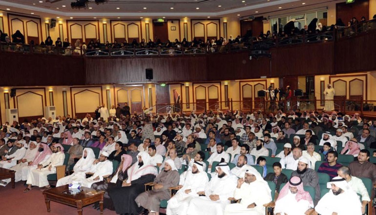 جمع غفير من الحضور يتابعون حديث دعائض القرني