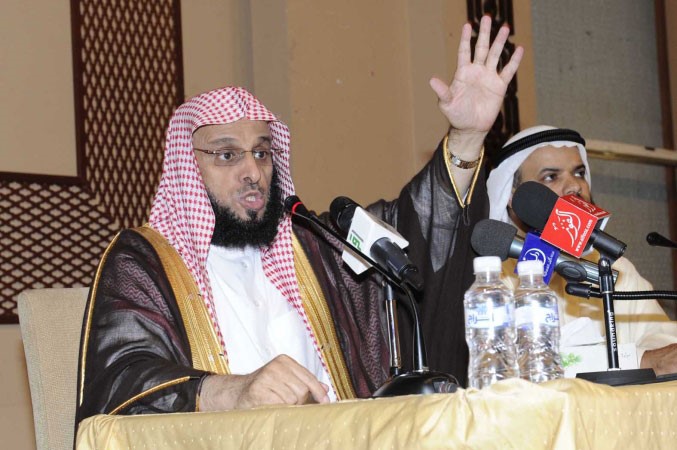 الشيخ دعائض القرني متحدثا للحضور