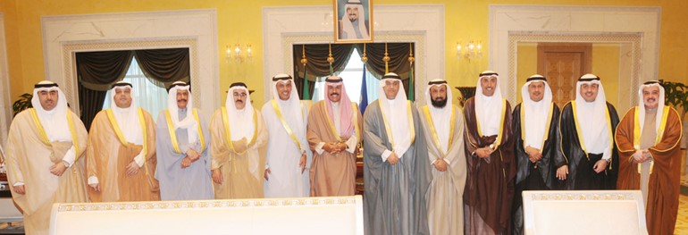 سمو ولي العهد الشيخ نواف الاحمد مستقبلا رئيس واعضاء المجلس البلدي﻿