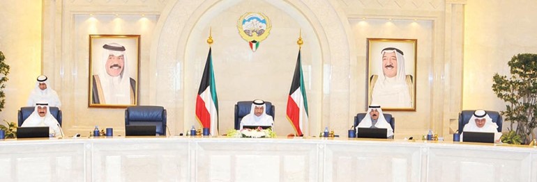 سمو رئيس الوزراء الشيخ جابر المبارك مترئسا اجتماع المجلس ويبدو الشيخ محمد الخالد والشيخ سالم العبدالعزيز ومصطفى الشمالي ﻿