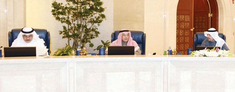الشيخ خالد الجراح وانس الصالح خلال اجتماع مجلس الوزراء ﻿