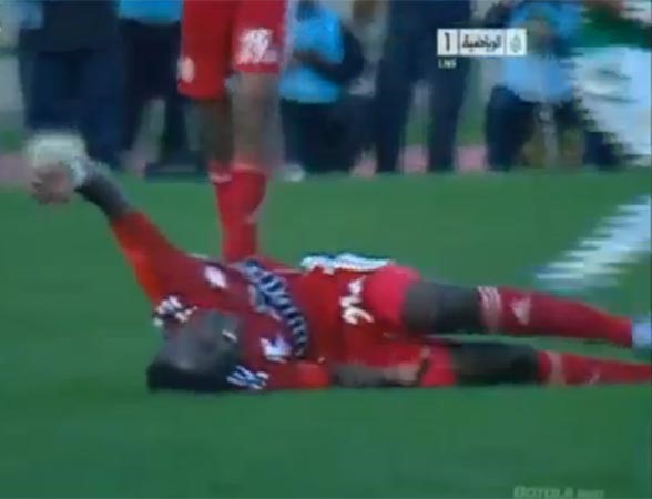 بالفيديو.. لاعب الوداد ينجو من الموت في «ديربي» الدار البيضاء