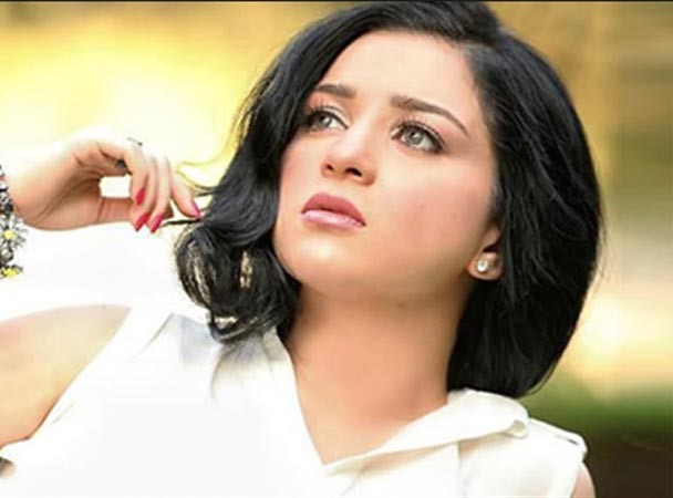 الممثلة " مي عز الدين" تنشر صورة لها بالشورت مع الدلافين
