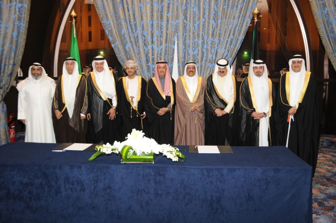 عبد اللطيف الزياني وخالد الجار الله مع ممثلي دول مجلس التعاون في الاجتماع﻿