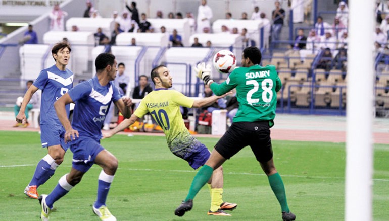 مهاجم النصر محمد السهلاوي يضع الكرة في شباك الهلال محرزا الهدف الاول موقع النصر