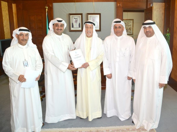 عبدالعزيز العدساني يتسلم الشهادة من طارق الكندري بحضور اسماعيل الغانم وعبدالسلام شعيب وفيصل الانصاري