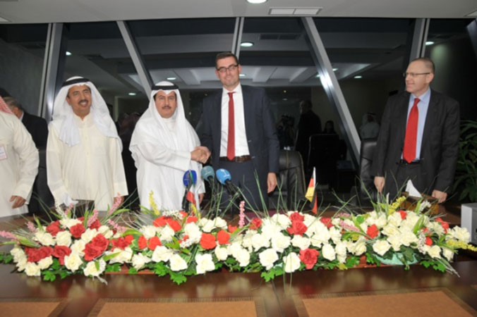 عبدالمحسن المطيري والوفد الالماني بعد توقيع العقد بحضور دحمود المضف