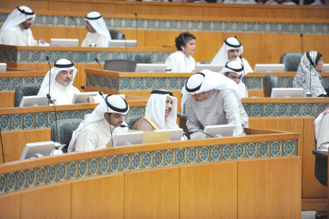 سمو رئيس الوزراء يستمع لجمال العمر بحضور الشيخ محمد العبدالله﻿