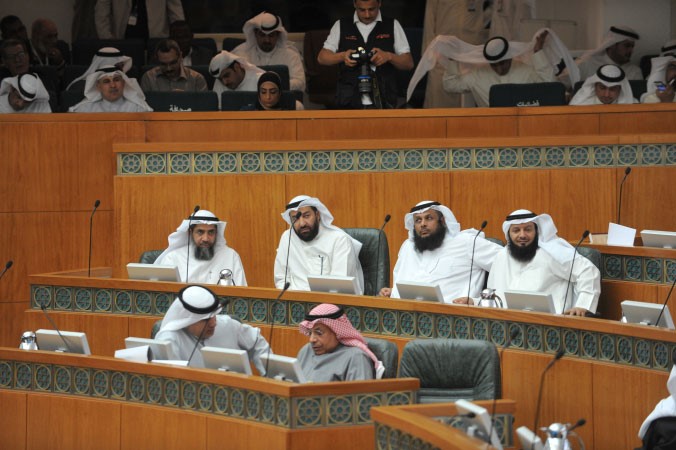 داحمد بن مطيع وحمود الحمدان ودعلي العمير ودعبدالرحمن الجيران خلال الجلسة﻿