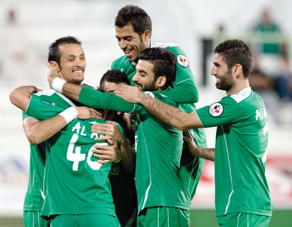لاعبو العربي يهنئون محمود المواس بعد تسجيله للهدف الاول﻿